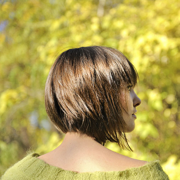 mujer con corte de pelo corto en madrid