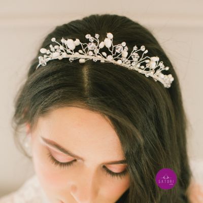peinado de boda con tiara en el pelo