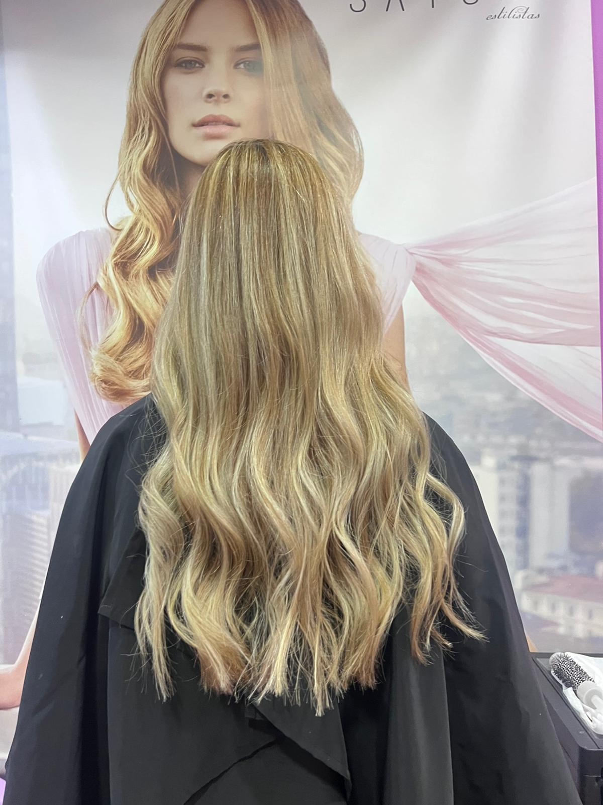 Tratamiento de tinte y mechas naturales rubias en Satori Estilisitas